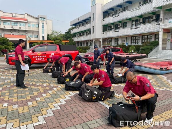 ▲台南市消防局第五大隊辦理水災超前部署演練，集結人車與船艇強化救災量能。（記者林東良翻攝，下同）