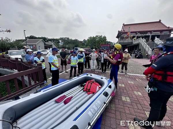 ▲台南市消防局第四大隊於堤塘湖辦理膠筏操作訓練，聯合5區公所強化防災應變能力。（記者林東良翻攝，下同）