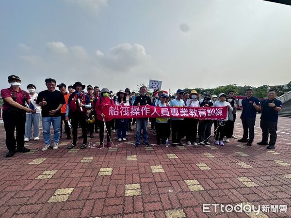 ▲台南市消防局第四大隊於堤塘湖辦理膠筏操作訓練，聯合5區公所強化防災應變能力。（記者林東良翻攝，下同）
