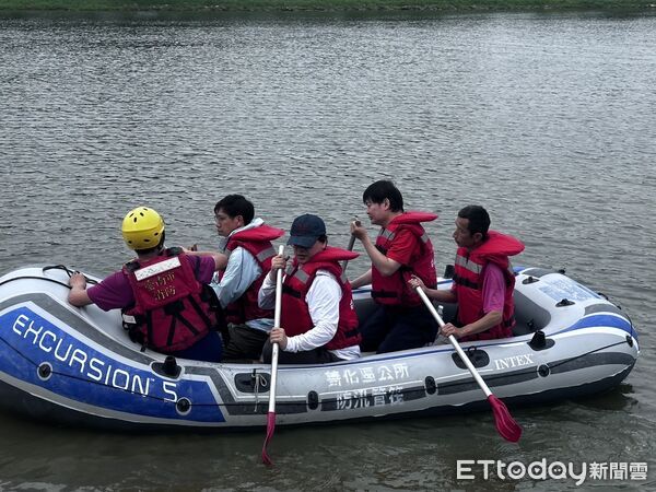 ▲台南市消防局第四大隊於堤塘湖辦理膠筏操作訓練，聯合5區公所強化防災應變能力。（記者林東良翻攝，下同）