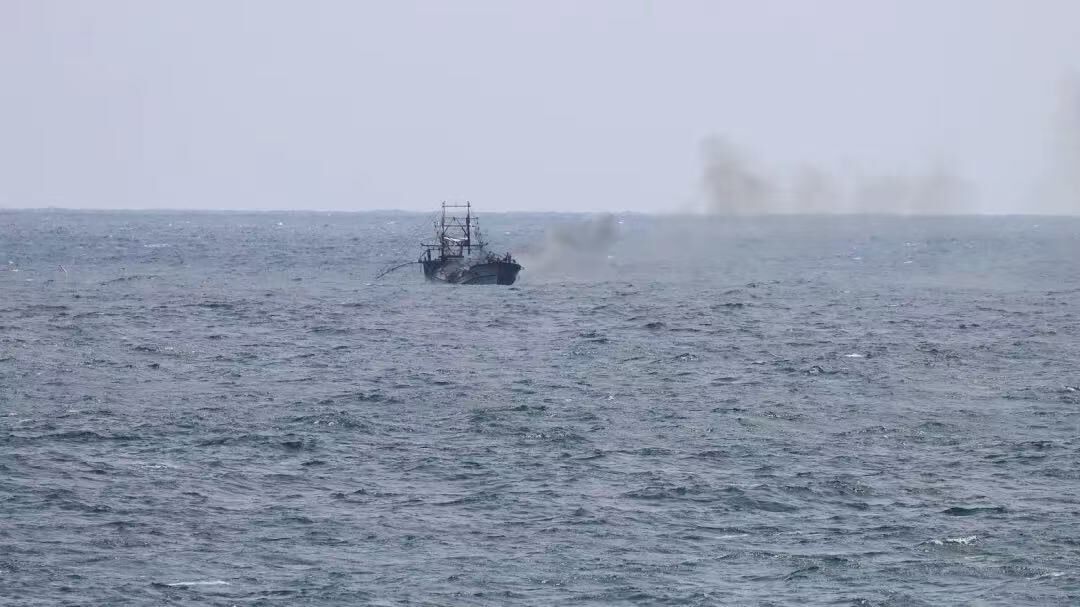 ▲▼   陸海警稱釣魚島海域緊急救援台灣籍漁船          。（圖／翻攝 新華社、大陸海警官網）