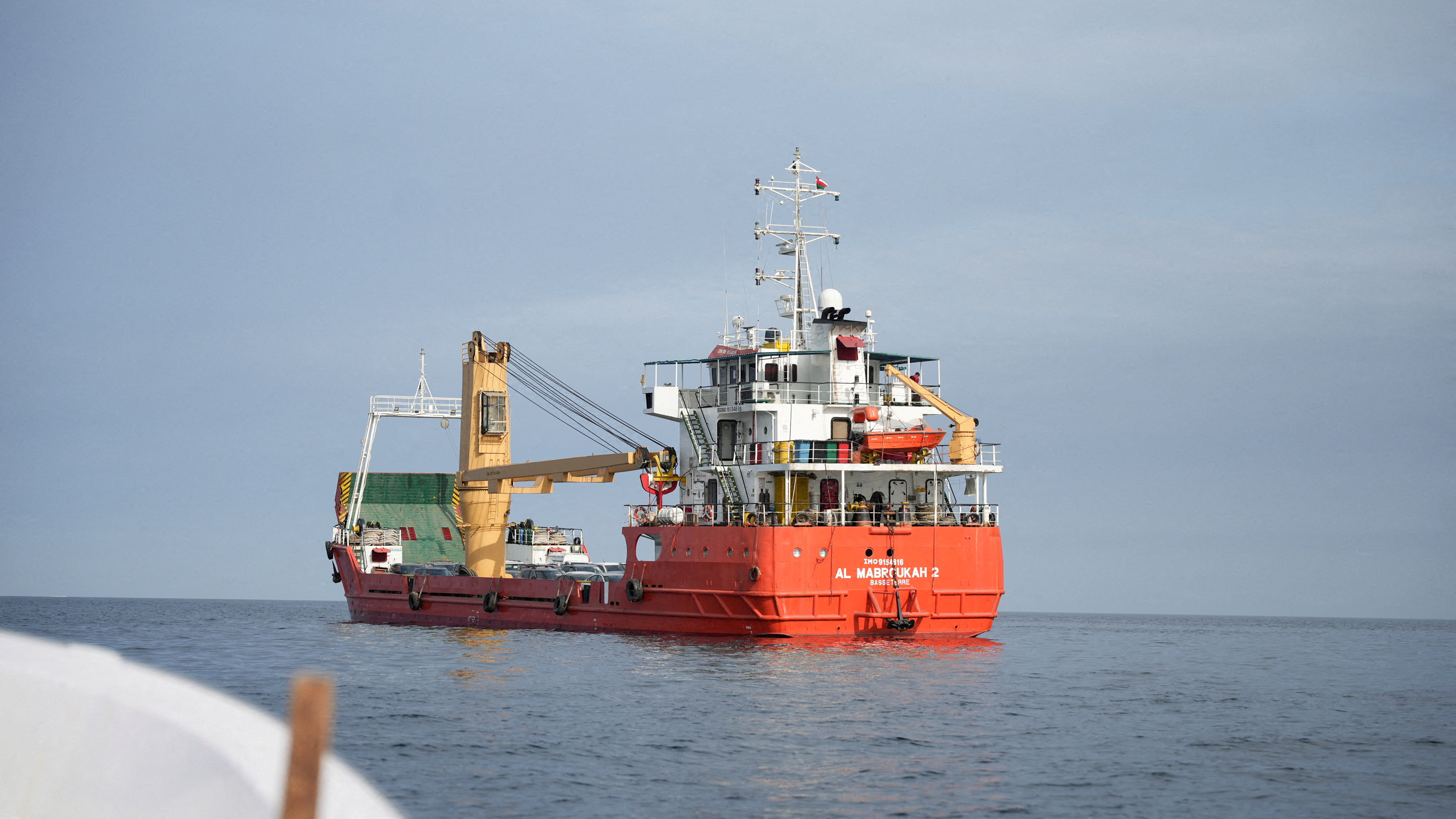 ▲▼阿曼穆桑達姆半島外海、荷莫茲海峽（Strait of Hormuz）上的船隻與油輪。（圖／路透）
