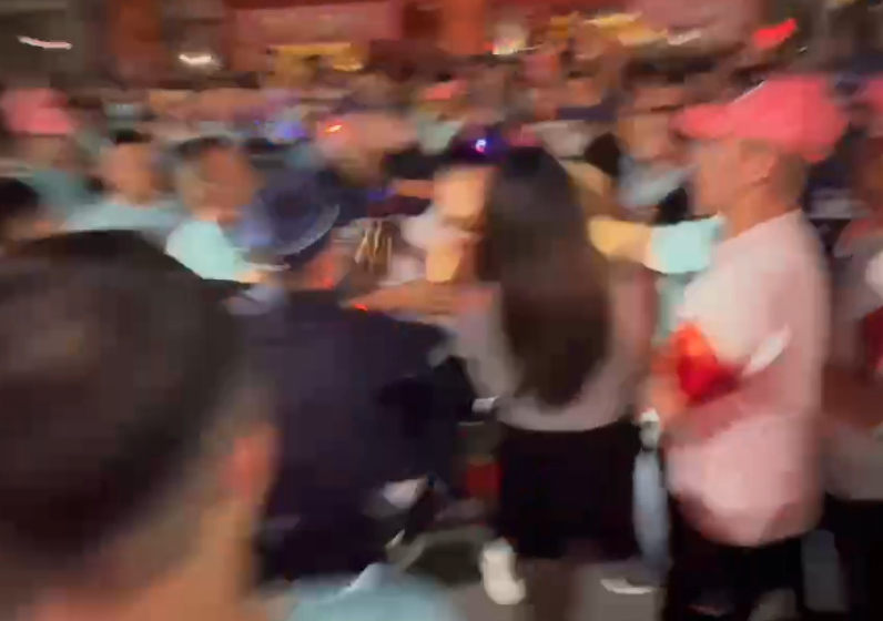 ▲大甲媽祖凌晨1點46分過民生地下道爆發第二波推擠。（圖／記者唐詠絮翻攝）
