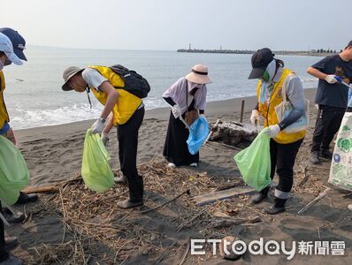 烈日下撿垃圾！台電號召企業挺進林園　狂掃1.5噸海廢守護海洋