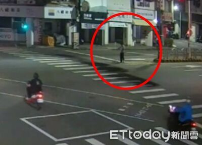 午夜推點滴架站路口不動「以為恐怖片」　竟是肚子餓溜出醫院