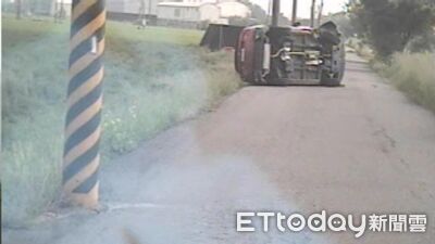 嘉義民雄自小客側翻躺路中！現場畫面曝　33歲男自行爬出脫困