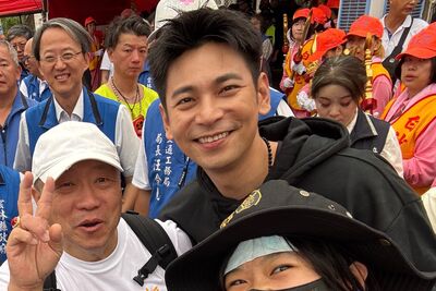 楊子儀白沙屯遶境險被沖散!神轎前跪地爆哭 方琦演媽祖義女「突颳神風」