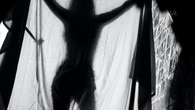 窗簾太透光！情侶開房激戰秒成「性愛皮影戲」　大票路人圍觀同嗨