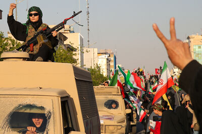 伊朗女戰士持槍示威　誓言「為國捐軀」