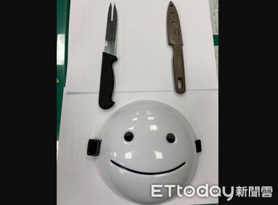 台中少年戴「笑臉面具」攜雙刀！居民驚：像張文...警民壓制送醫