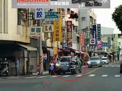 駕駛分心釀禍！台南永康路口自小客追撞停等紅燈機車　2人受傷送醫