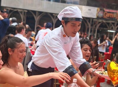 超狂！紐約時代廣場驚見台灣辦桌「服務生竟是藍正龍」　賈永婕愛女也來了