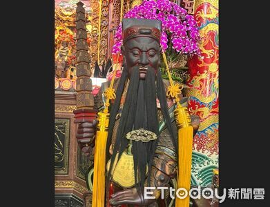 祝壽團受鎮宮報到！玄天上帝壽誕　巨蛾集體停神像鬍鬚畫面曝