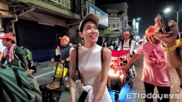 ▲▼年輕美甲師段小姐第一次參與白沙屯媽祖進香，因外型亮眼被網友稱為「正妹美甲師」。（圖／記者黃彥傑攝）