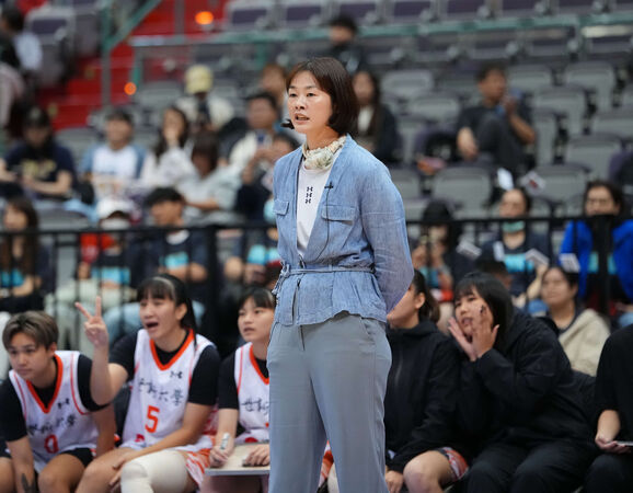 ▲世新女籃邱詠鈴、蔡佑蓮、游沁樺、林紀妏，中信學院邱群琋。（圖／大專體總提供）