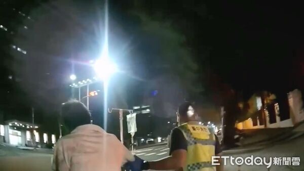 ▲▼台中男子午夜推著點滴架呆立街頭，原來是餓到偷溜急診室。（圖／民眾提供，下同）