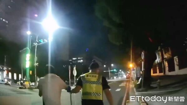 ▲▼台中男子午夜推著點滴架呆立街頭，原來是餓到偷溜急診室。（圖／民眾提供，下同）