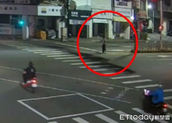 ▲▼台中男子午夜推著點滴架，原來是餓到偷溜急診室。（圖／民眾提供，下同）
