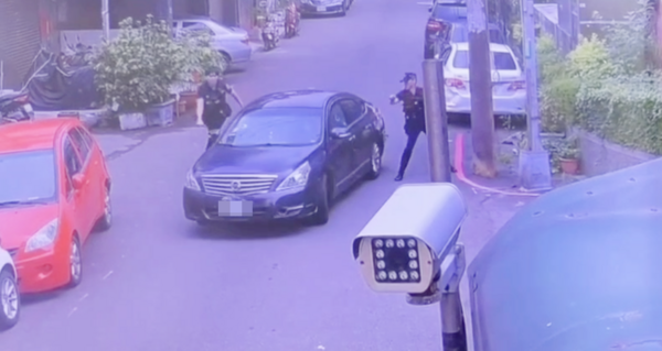 ▲桃園市警局保安大隊員警今日下午在中壢區莊敬路察覺自小客車行跡可疑，示意停車受檢卻拒檢逃逸。（圖／桃園市警局保安大隊提供）