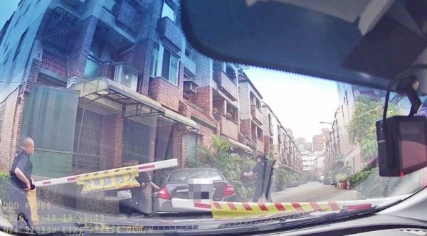 ▲自小客車撞上路旁民宅進退不得，保大員警破窗逮捕。（圖／桃園市警局保安大隊提供）