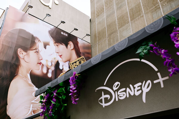 ▲▼ 《21世紀大君夫人》IU、邊佑錫親了！戀愛名場面台灣拍得到。（圖／Disney+提供）