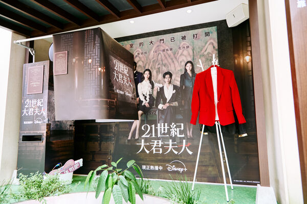▲▼ 《21世紀大君夫人》IU、邊佑錫親了！戀愛名場面台灣拍得到。（圖／Disney+提供）