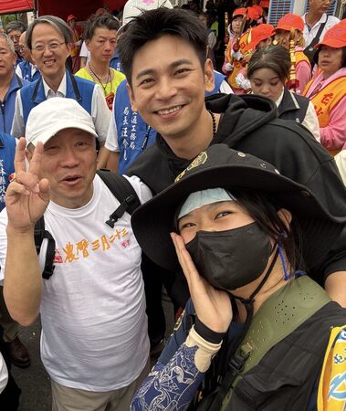 ▲《農曆三月二十三》方琦闖白沙屯百萬人海，導演王重正、楊子儀挺進白沙屯。（圖／北投映像電影提供）