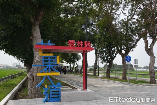 ▲雲林縣府於虎尾芒果大道設置詩文燈箱，打造「台灣新詩道」。（圖／記者游瓊華翻攝）