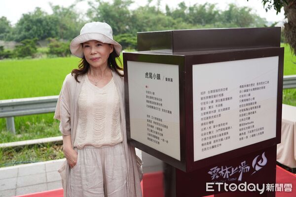 ▲雲林縣府於虎尾芒果大道設置詩文燈箱，打造「台灣新詩道」。（圖／記者游瓊華翻攝）