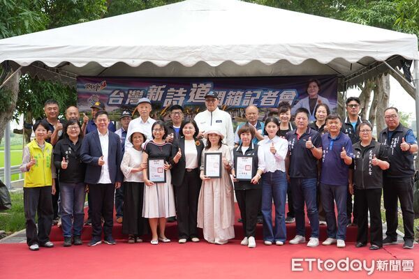 ▲雲林縣府於虎尾芒果大道設置詩文燈箱，打造「台灣新詩道」。（圖／記者游瓊華翻攝）