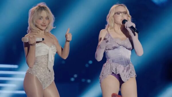 ▲瑪丹娜（Madonna）和莎賓娜卡本特（Sabrina Carpenter）在科切拉音樂節（Coachella）同台。（圖／翻攝自YouTube／Coachella）