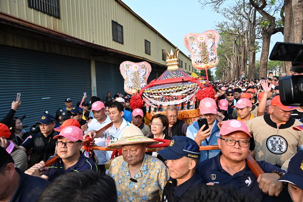 ▲鎮瀾宮正副董事長顏清標、鄭銘坤與彰化縣長王惠美一起扶轎。（圖／記者唐詠絮翻攝）