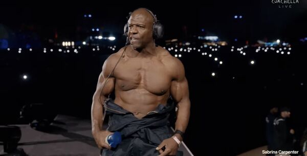 ▲泰瑞克魯斯（Terry Crews）更登台搞笑還原他在喜劇電影《小姐好白》中的招牌橋段，嗨唱《A Thousand Miles》。（圖／翻攝自YouTube／Coachella）