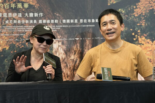 ▲梁朝偉為新作《你是不會當樹嗎》，與導演伊爾蒂蔻恩伊達（Ildik&oacute; Enyedi）來台宣傳。（圖／海鵬提供）