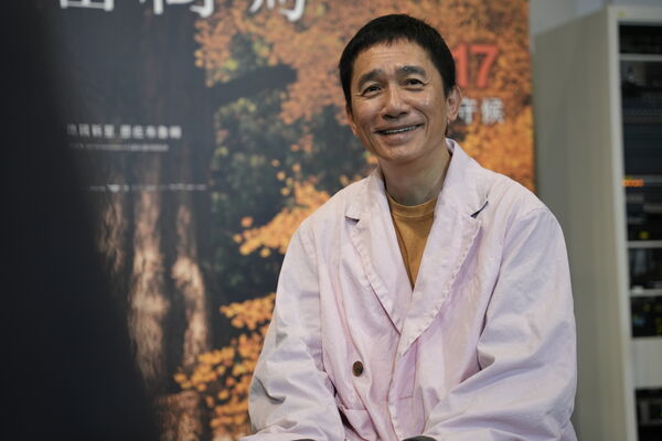▲梁朝偉為新作《你是不會當樹嗎》，與導演伊爾蒂蔻恩伊達（Ildik&oacute; Enyedi）來台宣傳。（圖／海鵬提供）