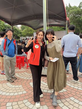 ▲雨揚老師與櫻花姊姊。（圖／雨揚基金會）