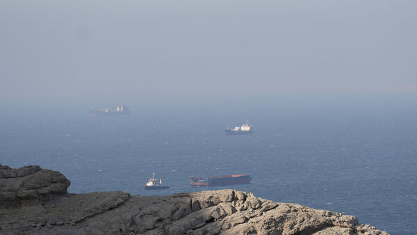 ▲▼阿曼穆桑達姆半島外海、荷莫茲海峽（Strait of Hormuz）上的船隻與油輪。（圖／路透）