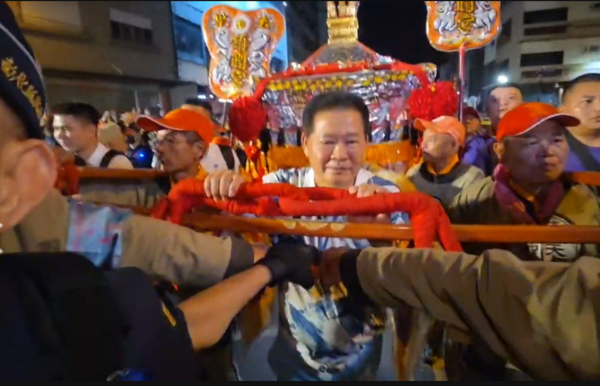▲大甲媽祖凌晨1點46分過民生地下道爆發第二波推擠。（圖／記者唐詠絮翻攝）