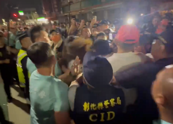 ▲大甲媽祖凌晨1點46分過民生地下道爆發第二波推擠。（圖／記者唐詠絮翻攝）