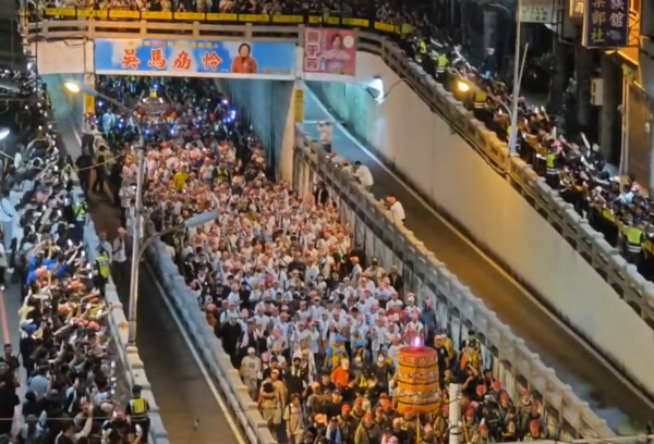 ▲大甲媽祖凌晨1點46分過民生地下道爆發第二波推擠。（圖／記者唐詠絮翻攝）