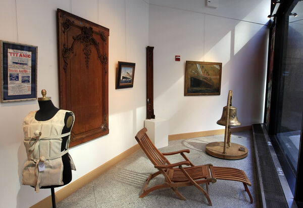 ▲▼2012年4月，鐵達尼號多項物件在紐約邦瀚斯拍賣行（Bonhams）拍賣，包括一件救生衣、一把甲板椅和一個青銅船鐘 。（圖／達志影像／美聯社）