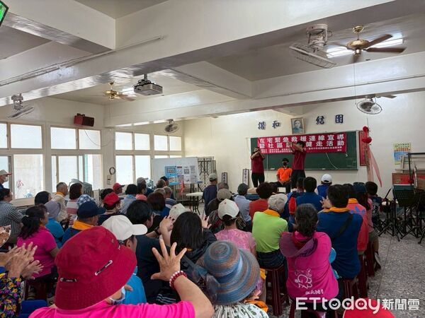 ▲台南市消防局第三救災救護大隊西港分隊前進西港區劉厝里，配合社區健走活動辦理防災宣導，現場吸引上百名鄉親熱情參與。（記者林東良翻攝，下同）