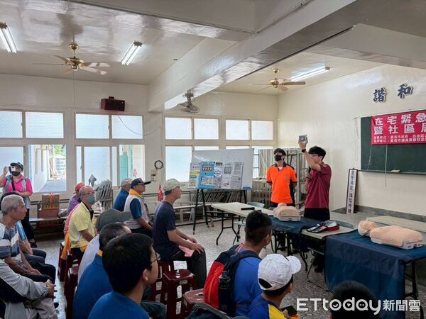 ▲台南市消防局第三救災救護大隊西港分隊前進西港區劉厝里，配合社區健走活動辦理防災宣導，現場吸引上百名鄉親熱情參與。（記者林東良翻攝，下同）