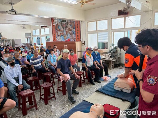 ▲台南市消防局第三救災救護大隊西港分隊前進西港區劉厝里，配合社區健走活動辦理防災宣導，現場吸引上百名鄉親熱情參與。（記者林東良翻攝，下同）