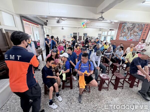 ▲台南市消防局第三救災救護大隊西港分隊前進西港區劉厝里，配合社區健走活動辦理防災宣導，現場吸引上百名鄉親熱情參與。（記者林東良翻攝，下同）
