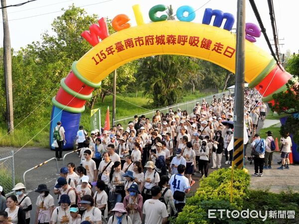 ▲台南市立醫院舉辦「府城森呼吸」健走活動，吸引超過1400名民眾參與，場面熱絡。（記者林東良翻攝，下同）