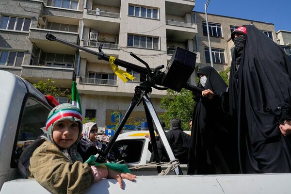 ���� �����׶��º���17������ǧ����Ů������Ů�ԲμӼ��ᣬ�е��˳�ǹ�� ��ͼ/��־Ӱ��/�����磩