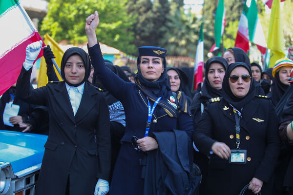 ���� �����׶��º���17������ǧ����Ů������Ů�ԲμӼ��ᣬ�е��˳�ǹ�� ��ͼ/��־Ӱ��/�����磩