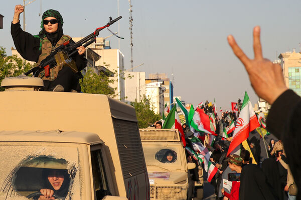 ���� �����׶��º���17������ǧ����Ů������Ů�ԲμӼ��ᣬ�е��˳�ǹ�� ��ͼ/��־Ӱ��/�����磩