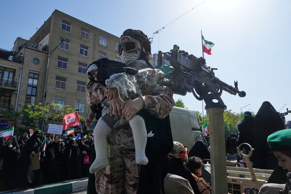 ���� �����׶��º���17������ǧ����Ů������Ů�ԲμӼ��ᣬ�е��˳�ǹ�� ��ͼ/��־Ӱ��/�����磩